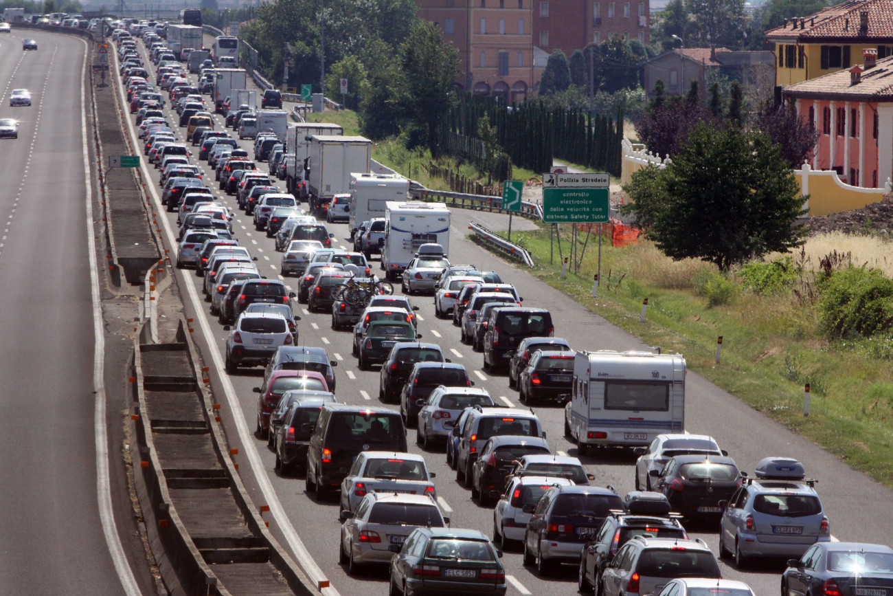 Torlódnak a járművek az A14-es autópályán, Bologna közelében 2010. július 24-én, amikor megkezdődik a tömeges nyári vakáció Olaszországban. (MTI/EPA/Giorgio Benvenuti)