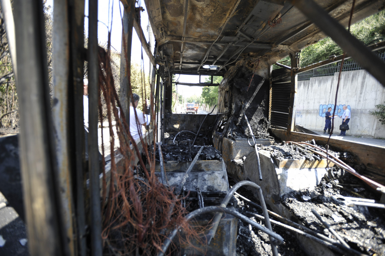Budapest, 2019. június 26.
A BKV kiégett 137-es autóbusza a III. kerületben 2019. június 26-án. Személyi sérülés nem történt.
MTI/Mihádák Zoltán
