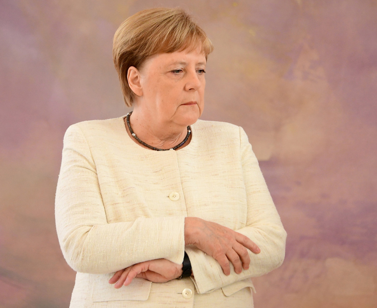 Berlin, 2019. június 27.
Angela Merkel német kancellár Christine Lambrecht igazságügyi miniszter beiktatási ünnepségén a berlini államfői hivatalban, a Bellevue-palotában 2019. június 27-én. Az eseményen ismét remegésroham tört a kancellárra, aki előzőleg június 18-án a kancellária udvarán lett rosszul a nyilvánosság előtt a bemutatkozó látogatásra érkező ukrán államfő, Volodimir Zelenszkij fogadási ünnepségén.
MTI/EPA/Clemens Bilan