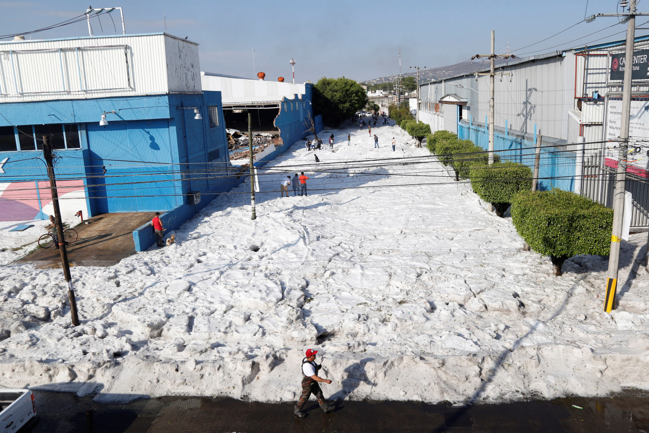 Guadalajara, 2019. július 1.
Jégdarabkákkal borított utca egy hatalmas vihart követően a mexikói Guadalajarában 2019. június 30-án.
MTI/EPA/EFE/Francisco Guasco