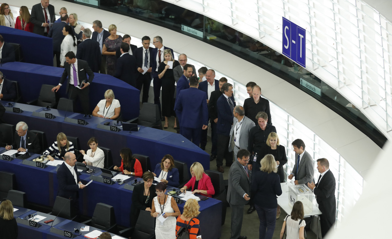Strasbourg, 2019. július 3.
Képviselők sorakoznak, hogy megszavazzák az Európai Parlament új elnökét a parlament plenáris ülésén Strasbourgban 2019. július 3-án.
MTI/AP/Jean-Francois Badias