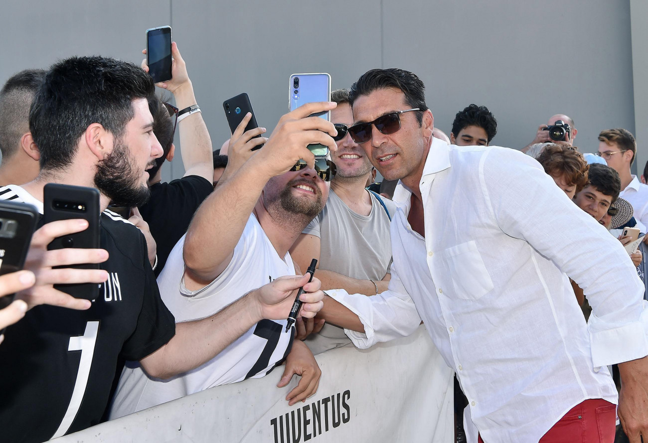 Torino, 2019. július 4.
Gianluigi Buffon olasz kapus (j) rajongókkal fényképezdkedik, amikor orvosi vizsgálatra érkezik a torinói Juventus Egészségügyi Központba 2019. július 4-én. A 41 éves Buffon egy év kihagyás után visszatért a Juventushoz, ahol eddig 17 évet töltött 2001 és 2018 között.
MTI/EPA/ANSA/Alessandro Di Marco
