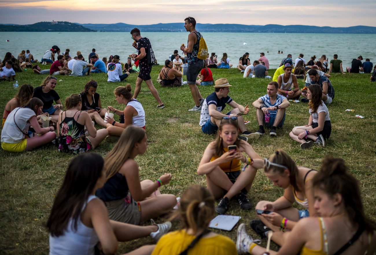 Zamárdi, 2019. július 4.
Fiatalok a Balaton Sound fesztiválon Zamárdiban 2019. július 3-án.
MTI/Bodnár Boglárka
