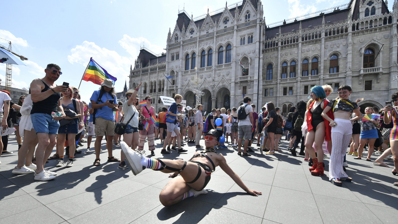 Budapest, 2019. július 6.
A 24. Budapest Pride résztvevői gyülekeznek a Kossuth téren 2019. július 6-án.
MTI/Szigetváry Zsolt