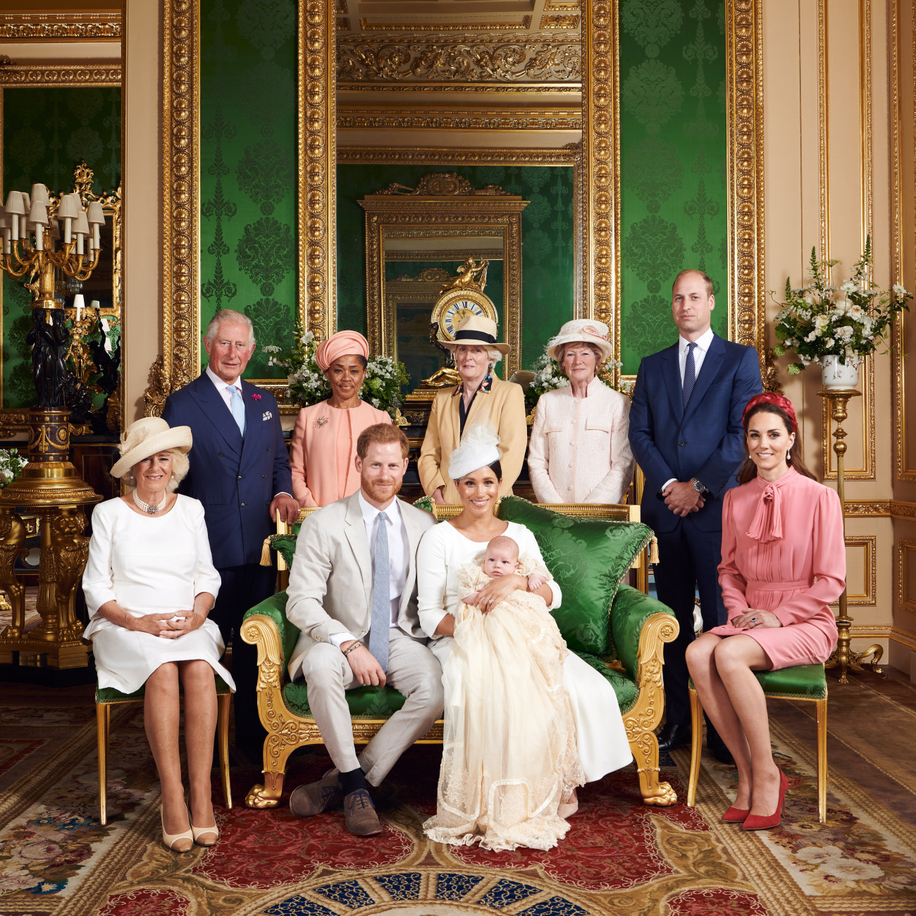 Windsor, 2019. július 6.
Harry sussexi herceg, a brit trónörökös másodszülött fia (elöl k, balra) és felesége, Meghan sussexi hercegnő május 6-án született fiúgyermekük, Archie Harrison Mountbatten-Windsor keresztelésén az angliai Windsor királyi kastélyában 2019. július 6-án. Balról Károly walesi herceg, brit trónörökös és felesége, Kamilla cornwalli hercegné (előtte), jobbról Vilmos cambridge-i herceg és felesége, Katalin cambridge-i hercegné (előtte), valamint Doria Ragland, Meghan édesanyja (b2), valamint Diána néhai walesi hercegné testvérei, Jane Fellowes (b3) és Sarah McCorquodale (j2).
MTI/EPA/SUSSEX ROYAL/Chris Allerton