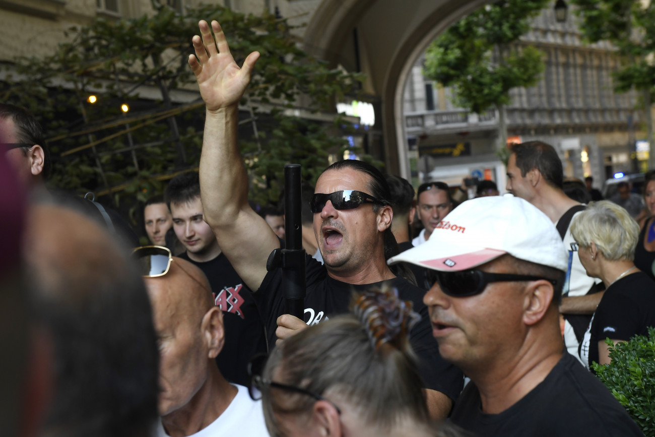 Budapest, 2019. július 6.
A 24. Budapest Pride ellen tüntetők, köztük Budaházy György (k) a Március 15. téren 2019. július 6-án.
MTI/Kovács Tamás
