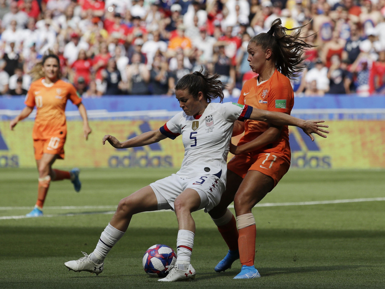 Décines-Charpieu, 2019. július 7.
A holland Lieke Martens (j) és az amerikai Kelley O'Hara a női labdarúgó-világbajnokság döntőjében játszott Hollandia - Egyesült Államok mérkőzésen a Lyon melletti Décines-Charpieu-ben 2019. július 7-én.
MTI/AP/Alessandra Tarantino