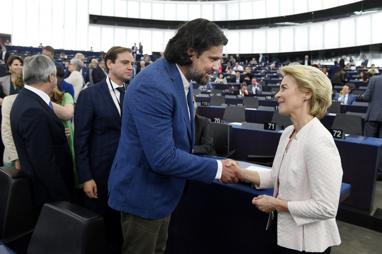 Strasbourg, 2019. július 16.
Az Európai Bizottság elnökének megválasztott Ursula von der Leyen német kereszténydemokrata politikusnak gratulál Deutsch Tamás, a Fidesz-KDNP képviselője az Európai Parlament (EP) plenáris ülésén Strasbourgban 2019. július 16-án.
MTI/Koszticsák Szilárd