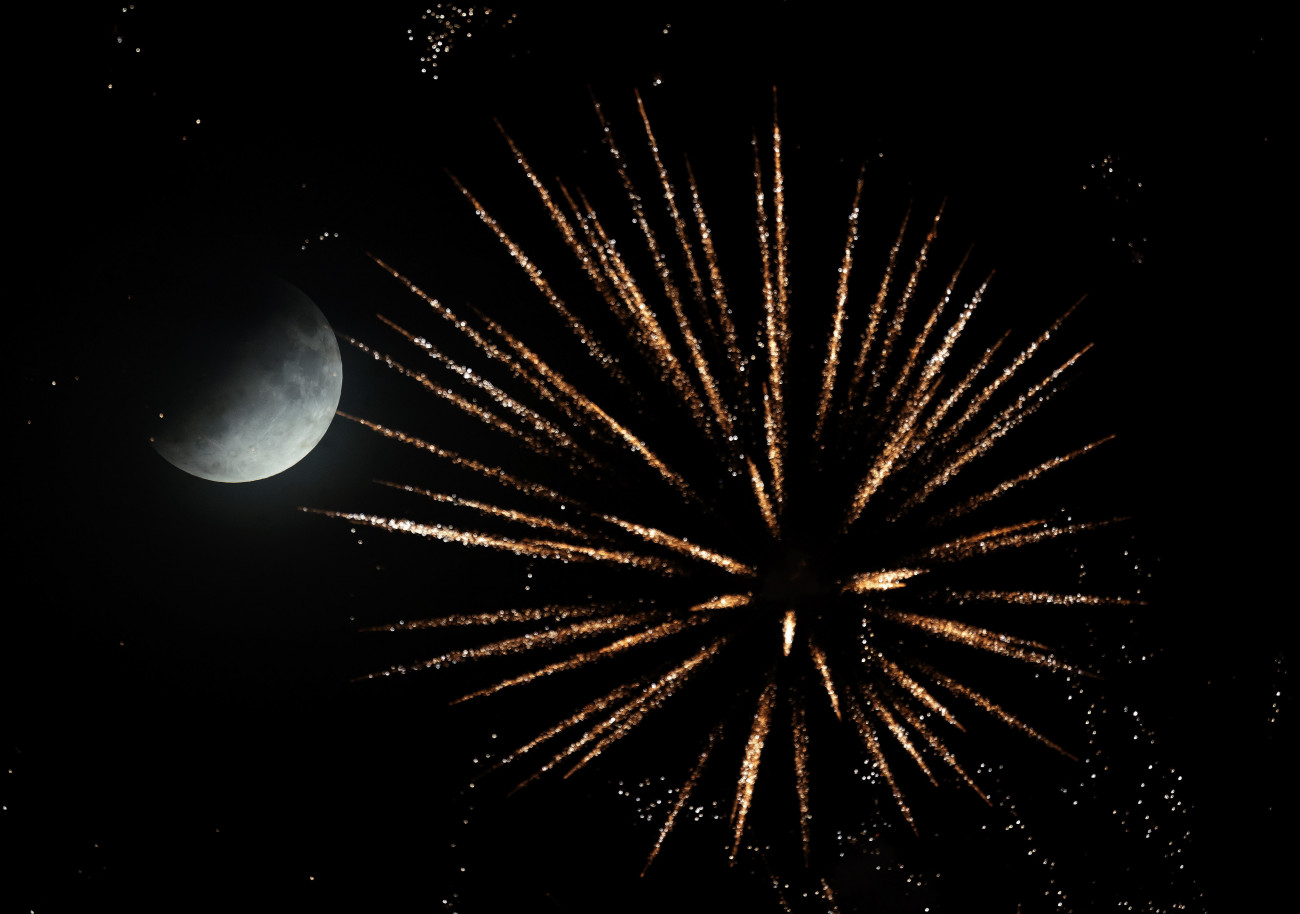 Speyer, 2019. július 17.
Részleges holdfogyatkozás a németországi Speyerben a Brezel fesztivál idején 2019. július 16-án. A holdfogyatkozás csillagászati jelenség, amelynek során a Hold részben vagy egészen a Föld árnyékába kerül.
MTI/EPA/Ronald Wittek