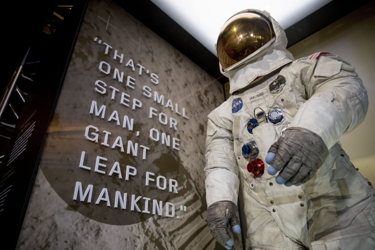 Washington, 2019. július 16.
Neil Armstrong néhai amerikai asztronauta restaurált űrruhája, amelyet 13 év után állítanak ki ismét a washingtoni Nemzeti Légi és Űrmúzeumban 2019. július 16-án, a Holdra szállás 50. évfordulóján.
MTI/AP/Andrew Harnik