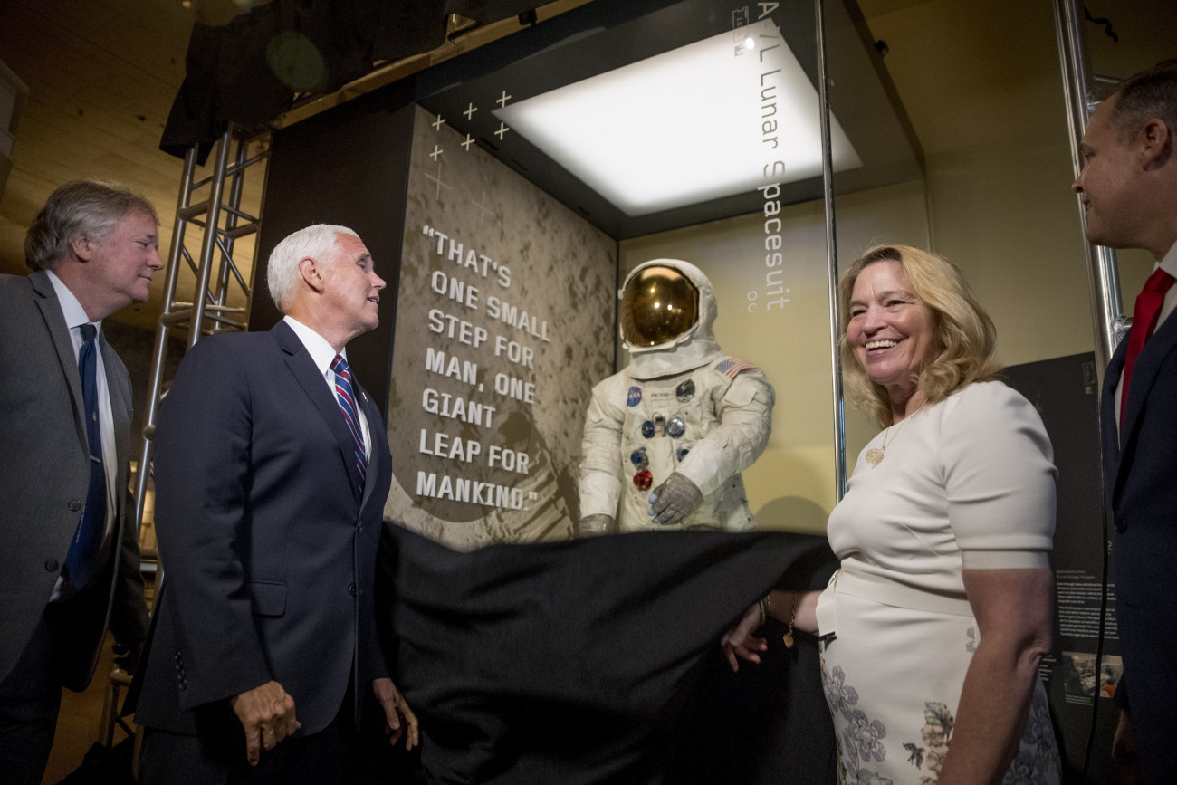 Washington, 2019. július 16.
Mike Pence amerikai alelnök, Rick Armstrong, Neil Armstrong néhai asztronauta fia, Ellen Stofan, az amerikai Nemzeti Légi és Űrmúzeum igazgatója és Jim Bridenstine, a NASA munkatársa (b-j)  leleplezi Armstrong restaurált űrruháját, amelyet 13 év után állítanak ki ismét a washingtoni űrmúzeumban 2019. július 16-án, a Holdra szállás 50. évfordulóján.
MTI/AP/Andrew Harnik