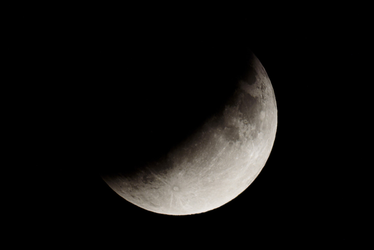 Salgótarján, 2019. július 17.
Részleges holdfogyatkozás Salgótarjánból nézve 2019. július 16-án.
MTI/Komka Péter