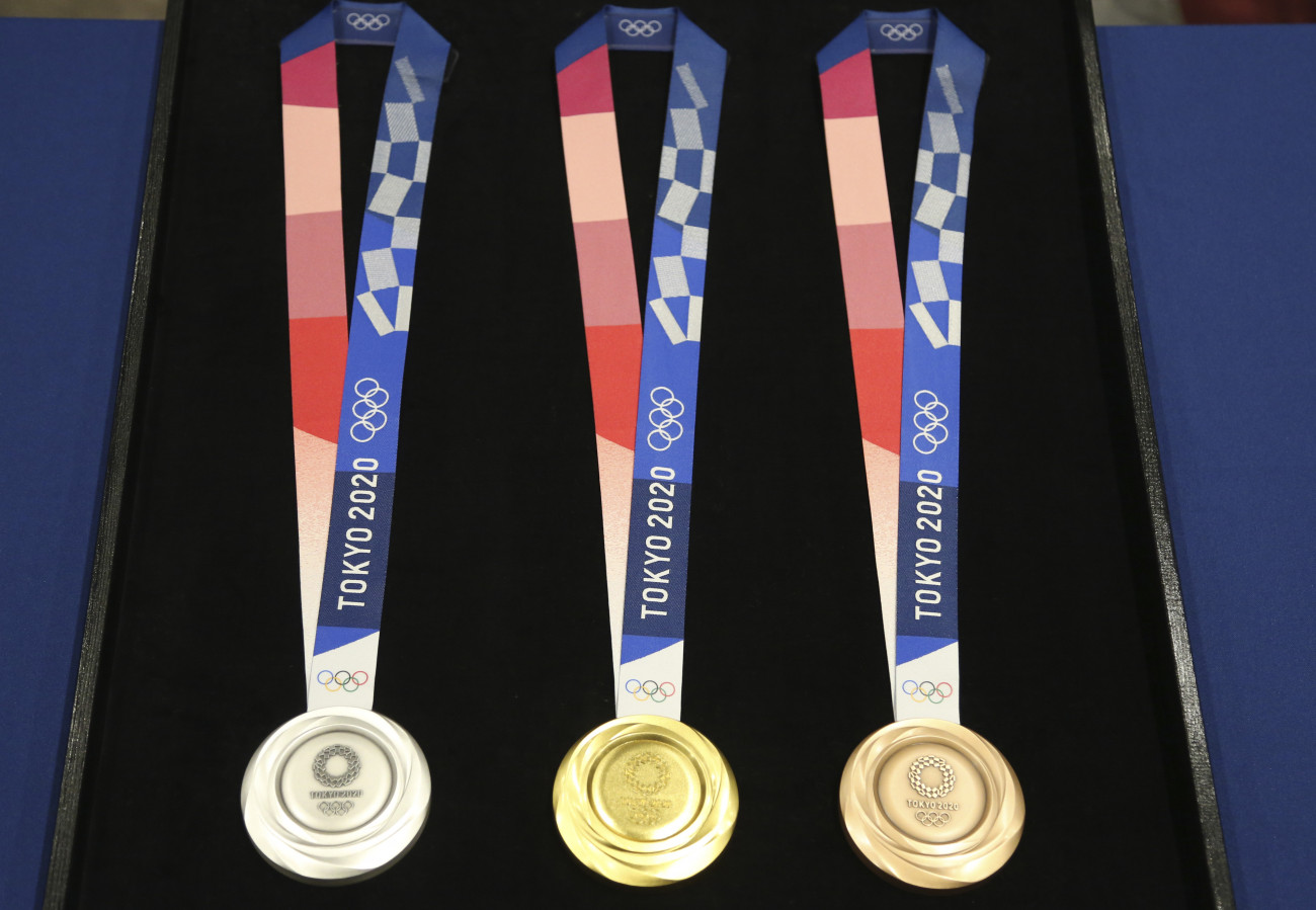 Tokió, 2019. július 24.
Bemutatják az egy év múlva kezdődő 2020-as tokiói nyári olimpia ezüst-, arany-, és bronzérmeit (b-j) Tokióban 2019. július 24-én. A tokiói nyári olimpiai játékokat 2020. július 24. és augusztus 9. között rendezik.
MTI/AP/Szaszahara Kodzsi