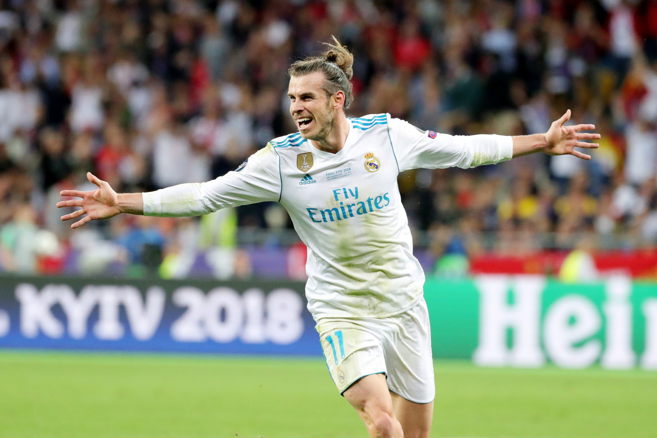 Kijev, 2018. május 26.
Gareth Bale, a Real Madrid játékosa ünnepel, miután második gólját szerzi a Liverpool ellen a labdarúgó Bajnokok Ligájának döntőjében a kijevi Olimpiai Stadionban 2018. május 26-án. (MTI/EPA/Armando Babani)