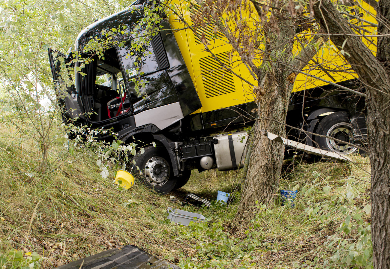 A Renault Forma-1-es csapat egyik szállítókamionja az M1-es autópálya 121 kilométerénél Győrnél 2019. július 29-én. A gépjármű a szalagkorlátot átszakítva átsodródott a Hegyeshalom felé vezető oldalra, ahol a vízelvezető árokba borulva állt meg, vezetője megsérült.