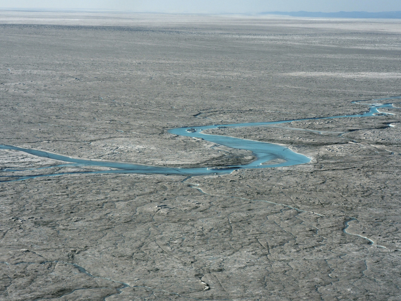 Kangerlussaq, 2019. augusztus 2.
Jég megolvadt vizéből kialakult folyók a Grönland nyugati részén húzódó jégtakarón 2019. augusztus 1-jén, miután a több európai országot egy héttel korábban sújtó hőhullám elérte a szigetet. A víz függőleges kürtőkbe, úgynevezett gleccsermalmokba folyik, amelyekből az Atlanti-óceánba ömlik.
MTI/AP/InCaspar Haarlov