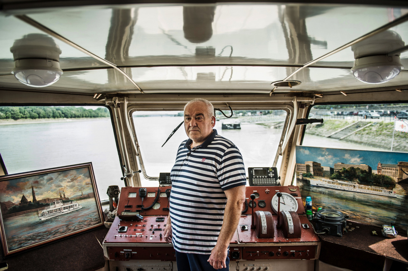 Budapest, 2019. augusztus 6.
Dajka Laszló, a Monarchia rendezvényhajó kapitánya Budapesten 2019. június 24-én.   Szívszorító volt, hogy a nő, akit kimentettünk, nem merte elengedni a matrózunk és barátnője kezét akkor sem, amikor már biztonságban volt a hajón. Mintha az életébe kapaszkodott volna - mondja a hajó vezetője, aki a baleset közelében hajózott a tragédia idején. A hajózórádióból értesült arról, hogy emberek vannak a vízben. Kollégáival döbbenten látták, hogy sok, mentőgyűrűben úszó ember lebeg a vízen. A manőverezést nehezítette, hogy nagy volt a hajóforgalom a Dunán. Rettenetesen hideg volt a víz, nagyon erős volt a sodrás. Két ember közeledett nagy sebességgel feléjük, megpróbálta megközelíteni őket, de egyiküket, aki félájultan feküdt a mentőgyűrűben nem sikerült elérniük. Őt egy szállodahajó motorcsónakjának legénysége mentette meg. A másik hánykolódót, egy nőt, sikerült kimenteniük. A matrózuk és barátnője emelték ki a vízből, aztán a felszolgáló és egy erős férfi vendég segítségével vitték 