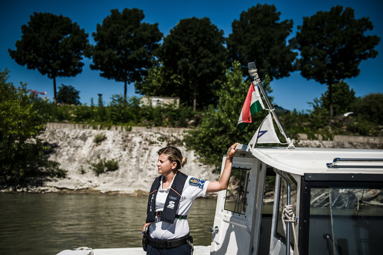 Budapest, 2019. augusztus 6.
Jánosik Ágnes törzsőrmester, a BRFK vízi rendészetének hajóvezetője a Dunai Vízirendészet Budapesti Rendőrőrsén a Kopaszi-gáton 2019. június 28-án.  Csak jöttek és jöttek a cipők, ruhák, mentőmellények, mentőgyűrűk, a Hableányról leesett székek a Dunán a déli M0-s hídnál, ezek között kellett megtalálni az áldozatokat - idézi fel a tragédia éjszakáját a hajóvezető, aki kollégáival hajnalig a vízen volt. A szerencsétlenség helyszínétől Százhalombattáig fésülték át a területet. A baleset utáni hetekben napi tizennégy-tizenhat órán át keresték a halottakat. Ők vitték el azokat, akiket a búvárok felhoztak, illetve a lakossági bejelentés nyomán megtalált holttesteket.
MTI/Balogh Zoltán