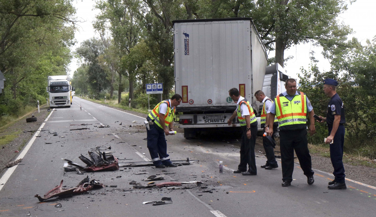Szerencs, 2019. augusztus 8.
Rendőrök helyszínelnek a 37-es úton Szerencs közelében, ahol összeütközött egy személygépkocsi és egy kamion 2019. augusztus 8-án reggel. A balesetben meghalt egy lengyel férfi és csecsemőkorú gyermeke, az elhunyt autóban utazó felesége súlyos sérüléseket szenvedett.
MTI/Vajda János