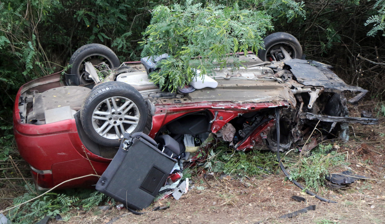 Szerencs, 2019. augusztus 8.
Babahordozó egy összeroncsolódott személyautó alvázán a 37-es úton Szerencs közelében, ahol a gépjármű összeütközött egy kamionnal 2019. augusztus 8-án reggel. A balesetben meghalt egy lengyel férfi és csecsemőkorú gyermeke, az elhunyt autóban utazó felesége súlyos sérüléseket szenvedett.
MTI/Vajda János