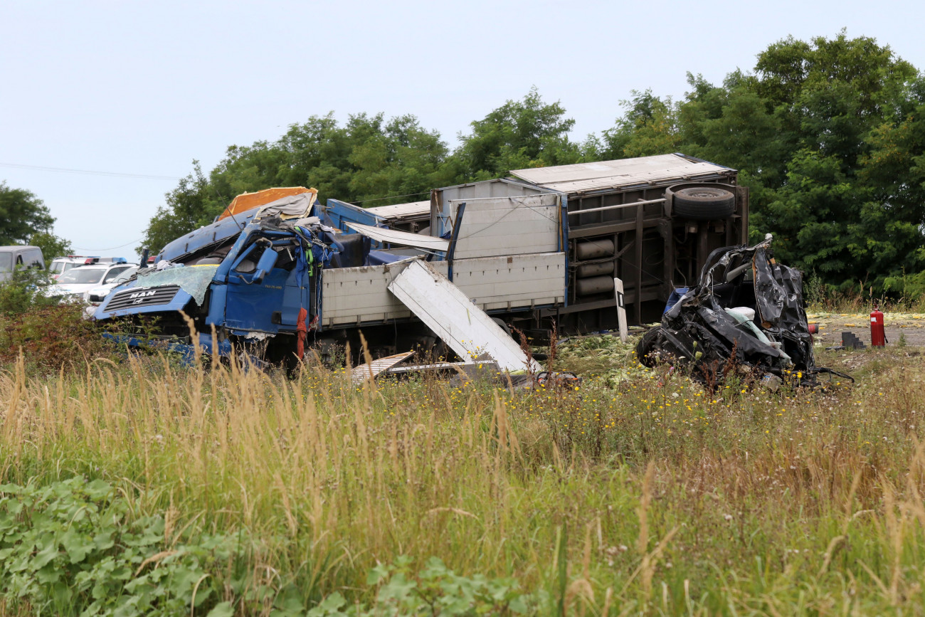 Törökszentmiklós, 2019. augusztus 8.
Összetört járművek Törökszentmiklós közelében, ahol egy ember meghalt, amikor egy kukoricaszállító teherautó összeütközött két személygépkocsival a 4-es főúton 2019. augusztus 8-án.
MTI/Mészáros János