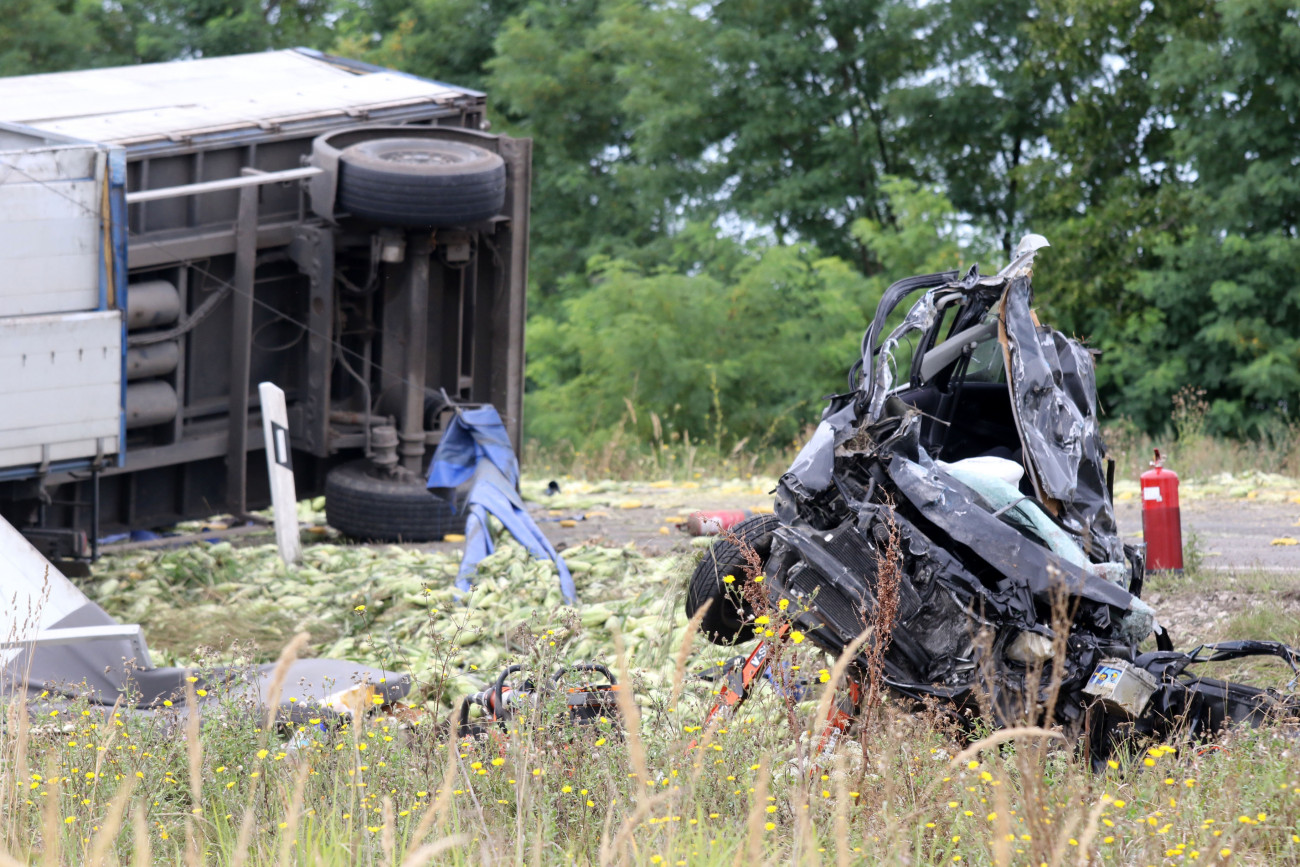 Törökszentmiklós, 2019. augusztus 8.
Összetört járművek Törökszentmiklós közelében, ahol egy ember meghalt, amikor egy kukoricaszállító teherautó összeütközött két személygépkocsival a 4-es főúton 2019. augusztus 8-án.
MTI/Mészáros János