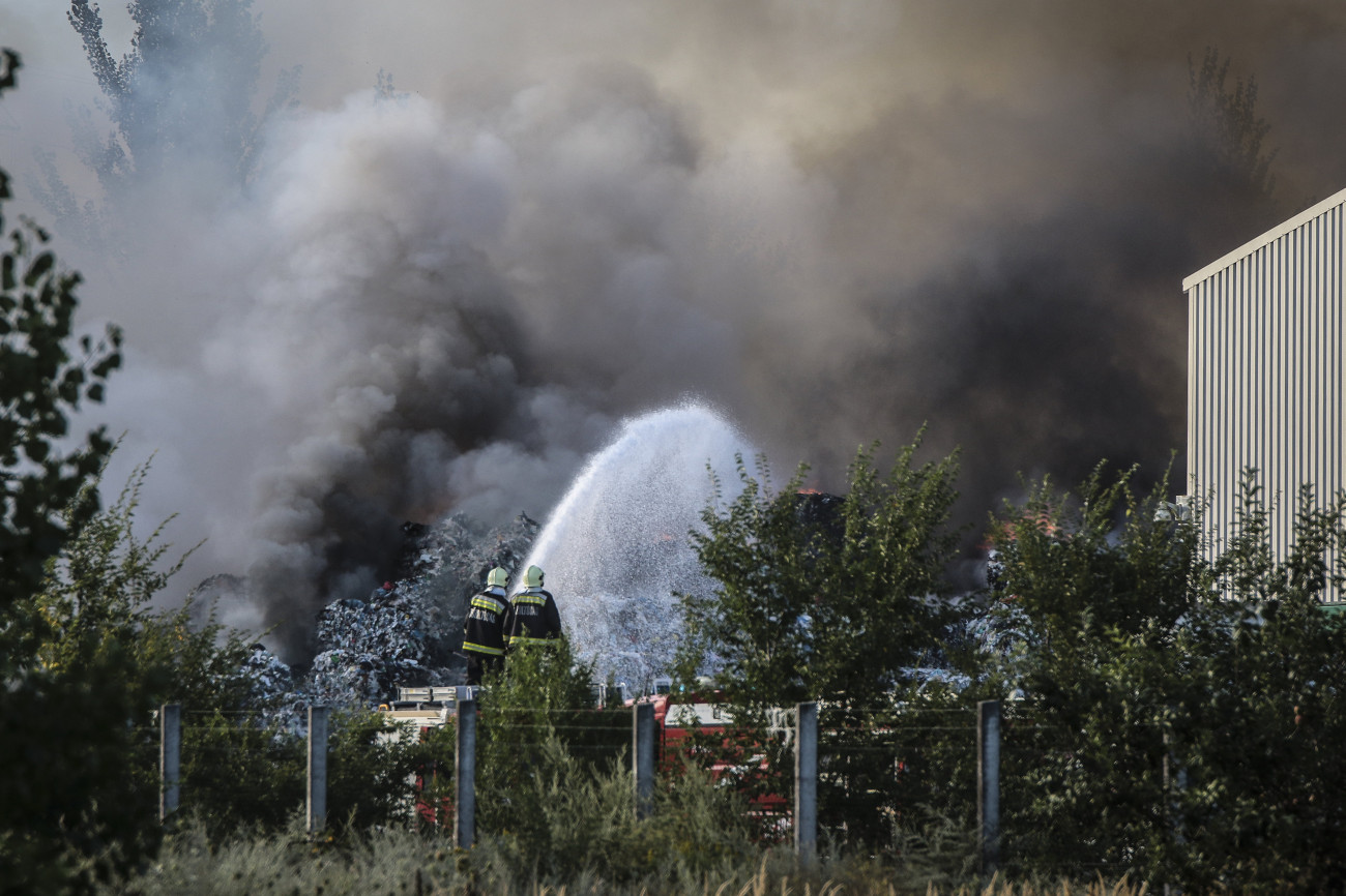 Királyszentistván, 2019. augusztus 10.
Tűzoltók dolgoznak a királyszentistváni hulladéklerakóban keletkezett tűz oltásán 2019. augusztus 10-én. Közel ezer négyzetméteren ég hulladék, az oltásán több mint nyolcvan tűzoltó dolgozik.
MTI/Mátyus Tamás