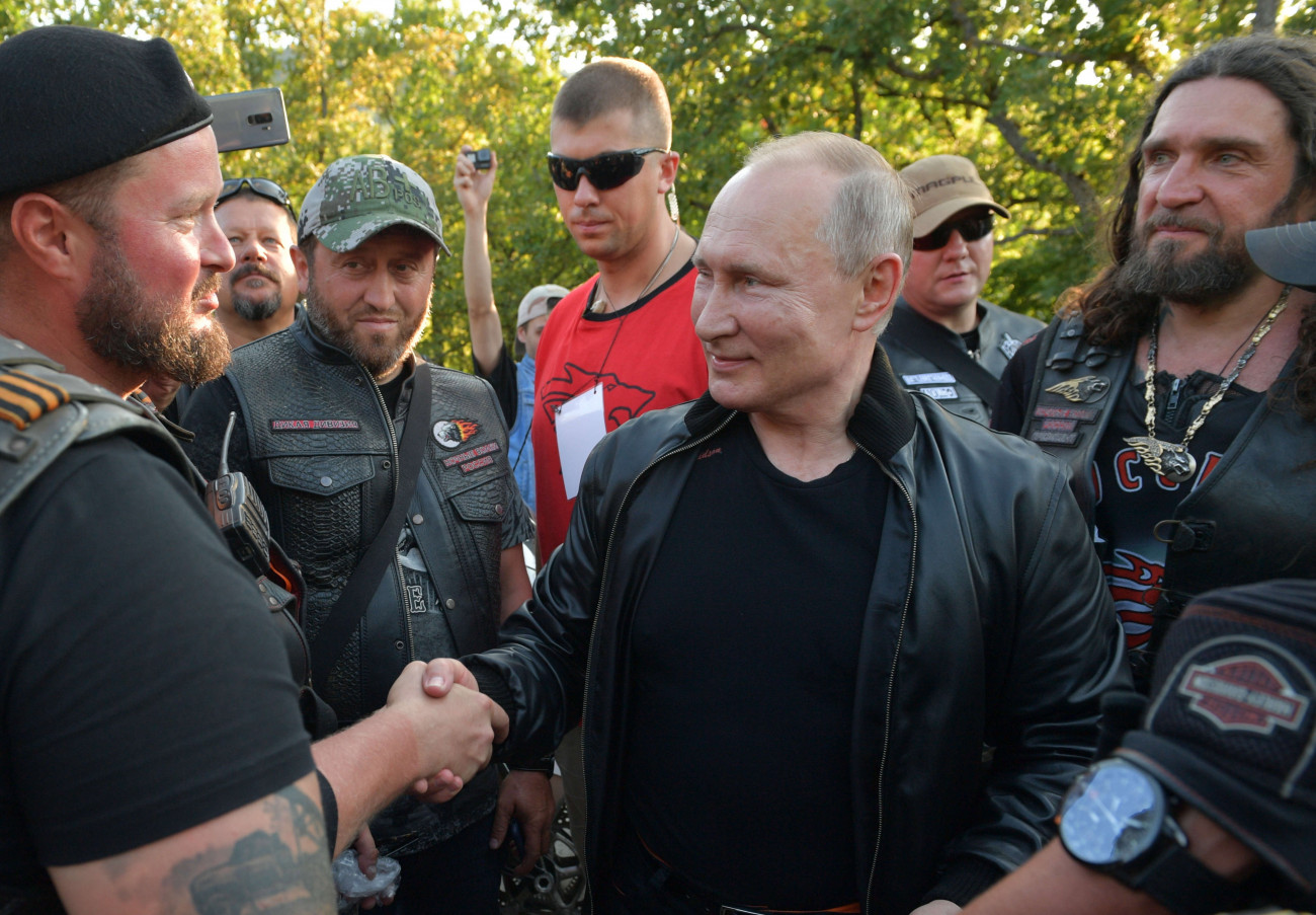 Az elnöki sajtószolgálat által közreadott képen Vlagyimir Putyin orosz elnök a tagok között az Éjszakai Farkasok motoroscsoport találkozóján az Orszország által annektált ukrajnai Krím félszigeten fekvő Szevasztopolban 2019. augusztus 10-én.
MTI/EPA/Szputnyik/Alekszej Druzsinyin