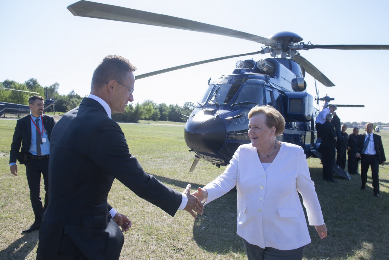 A külgazdasági és Külügyminisztérium által közreadott képen Szijjártó Péter miniszter fogadja a Páneurópai Piknik 30. évfordulója alkalmából érkező Angela Merkel német kancellárt Sopron határában 2019. augusztus 19-én.
MTI/KKM/Kovács Márton
