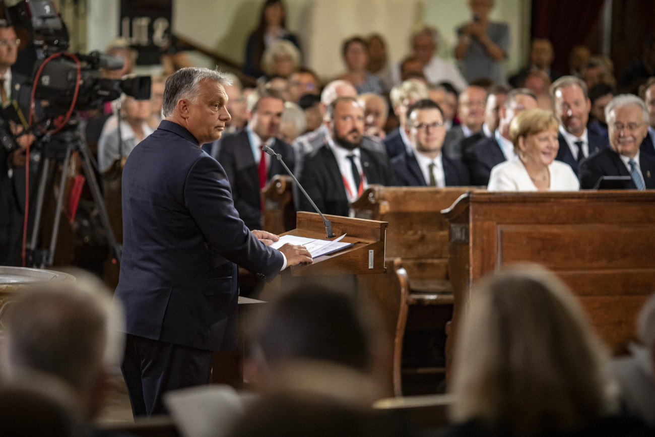 A Miniszterelnöki Sajtóiroda által közzétett képen Orbán Viktor kormányfő beszédet mond a Páneurópai Piknik 30. évfordulója alkalmából tartott ökumenikus istentiszteleten a soproni evangélikus templomban 2019. augusztus 19-én.
MTI/Miniszterelnöki Sajtóiroda/Szecsődi Balázs