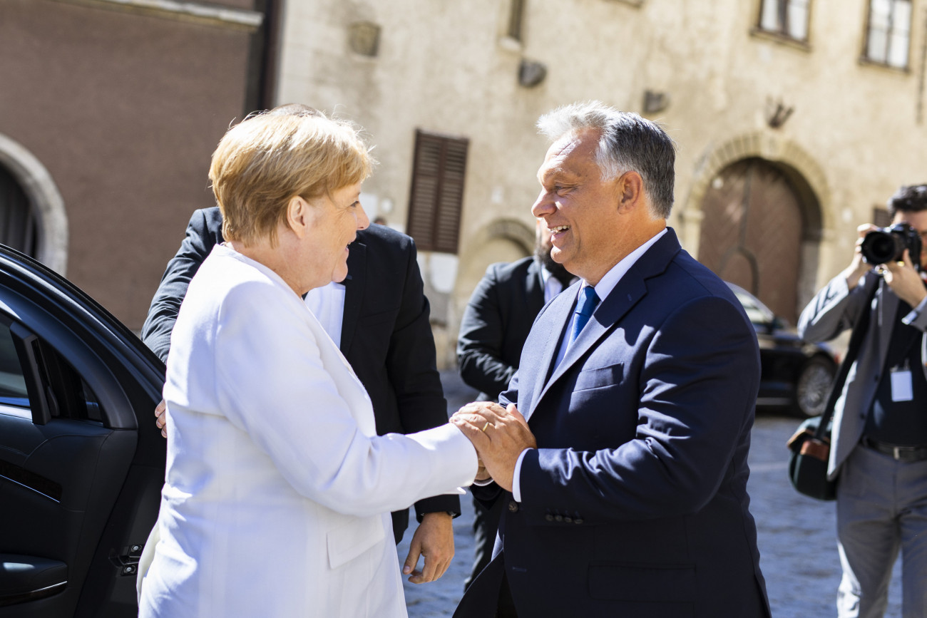 A Miniszterelnöki Sajtóiroda által közzétett képen Orbán Viktor kormányfő fogadja a Páneurópai Piknik 30. évfordulója alkalmából érkező Angela Merkel német kancellárt Sopronban 2019. augusztus 19-én.
MTI/Miniszterelnöki Sajtóiroda/Szecsődi Balázs