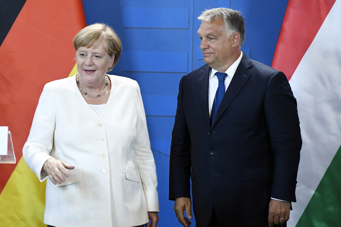 Angela Merkel német kancellár és Orbán Viktor miniszterelnök sajtónyilatkozatot tesz a Páneurópai Piknik 30. évfordulója alkalmából tartott ökumenikus istentisztelet után a soproni városházán 2019. augusztus 19-én.
MTI/Koszticsák Szilárd