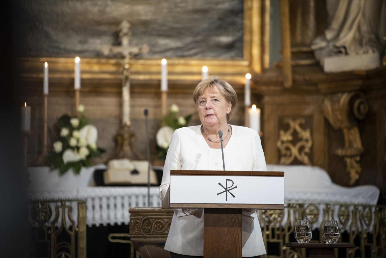Angela Merkel német kancellár felszólal a Páneurópai Piknik 30. évfordulója alkalmából tartott ökumenikus istentiszteleten a soproni evangélikus templomban.
MTI/EPA/Német szövetségi kormány/Guido Bergmann