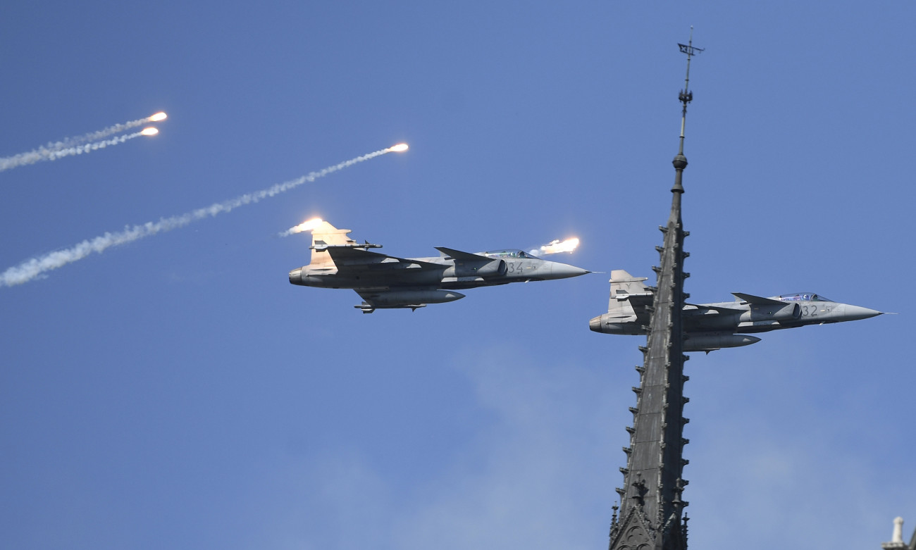 Budapest, 2019. augusztus 19.
A Magyar Honvédség JAS 39 Gripen típusú vadászgépei a Parlament felett a nemzeti ünnep alkalmából tartott légi parádén 2019. augusztus 20-án.
MTI/Koszticsák Szilárd