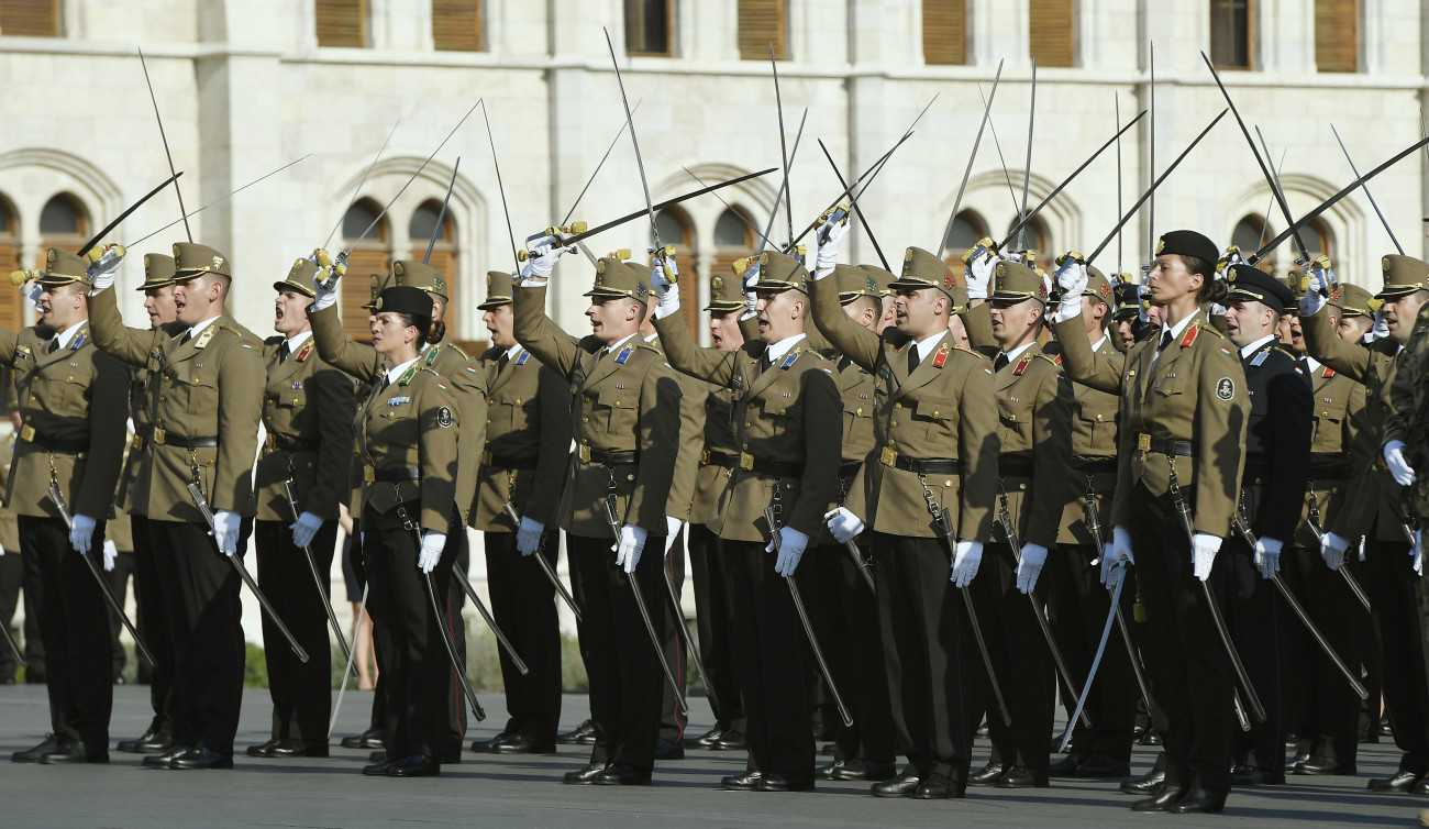 Budapest, 2019. augusztus 19.
Katonák eskütétele a Parlament előtti Kossuth téren tartott Szent István-napi ünnepségen 2019. augusztus 20-án.
MTI/Koszticsák Szilárd