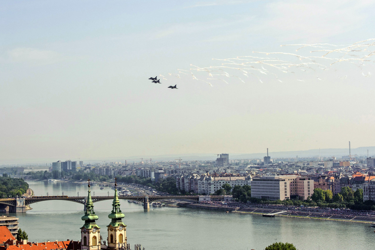 Budapest, 2019. augusztus 19.
A Magyar Honvédség Gripen JAS 39 típusú harci repülőgépei hármas kötelékben, ékalakzatban repülnek a Duna felett az államalapítás ünnepe alkalmából rendezett légi parádén 2019. augusztus 20-án.
MTI/Lakatos Péter