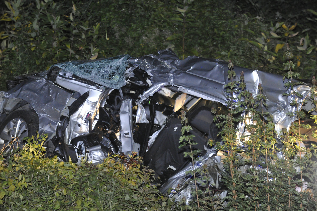 Kismaros, 2019. augusztus 22.
Összeroncsolódott személygépkocsi, miután vonattal ütközött Kismarosnál 2019. augusztus 21-én. Az autóban utazó három ember meghalt.
MTI/Mihádák Zoltán