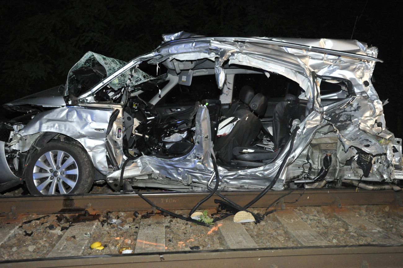 Kismaros, 2019. augusztus 22.
Összeroncsolódott személygépkocsi, miután vonattal ütközött Kismarosnál 2019. augusztus 21-én. Az autóban utazó három ember meghalt.
MTI/Mihádák Zoltán