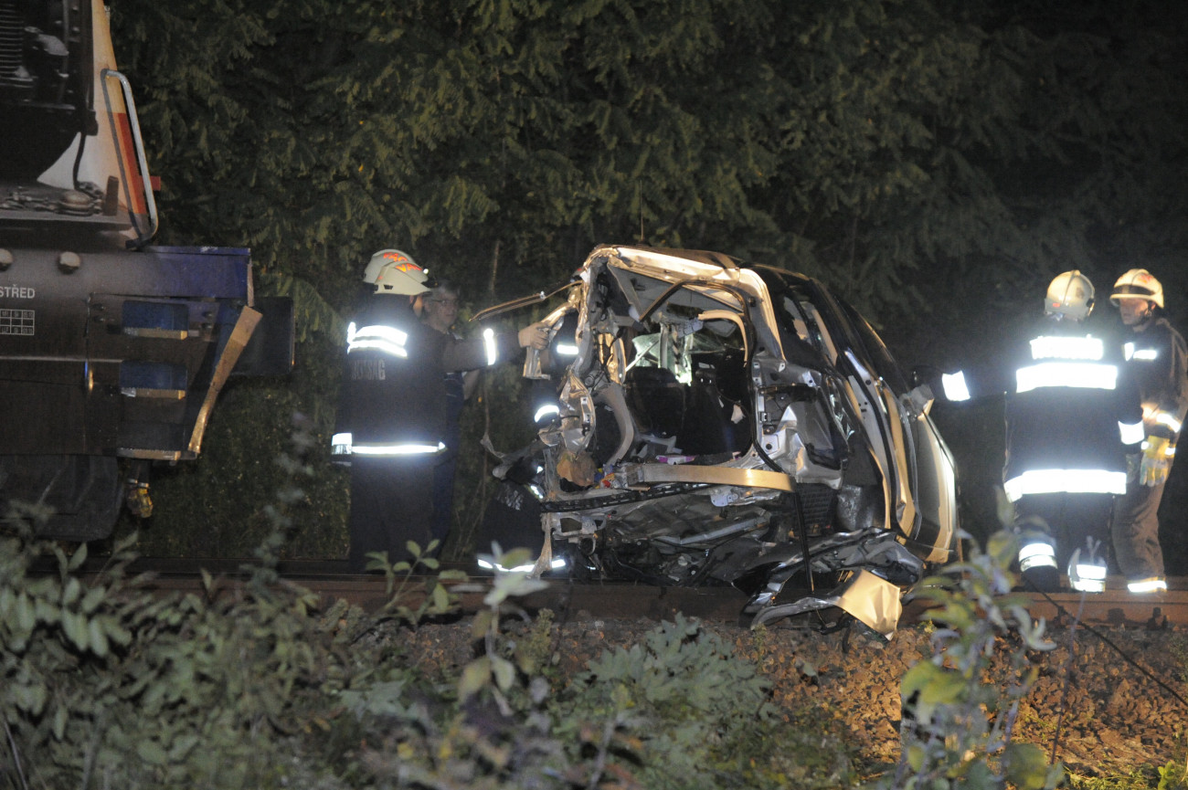 Kismaros, 2019. augusztus 22.
Tűzoltók egy összeroncsolódott személygépkocsinál, amelyben hárman meghaltak, amikor vonattal ütközött Kismarosnál 2019. augusztus 21-én.
MTI/Mihádák Zoltán