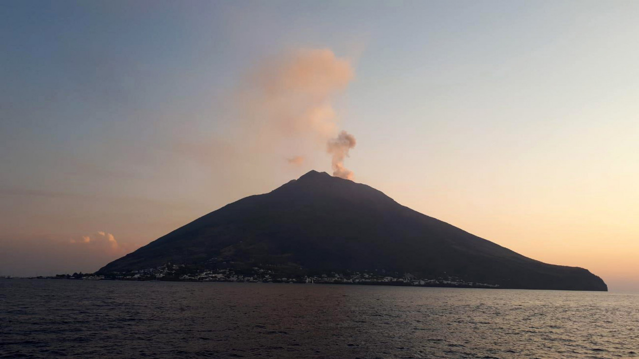 Hamufelhőt lövell a Stromboli tűzhányó a Szicíliától 60 km-re északra elterülő azonos nevű apró szigeten. Fotó: MTI/EPA/ANSA/Giannetto Baldi