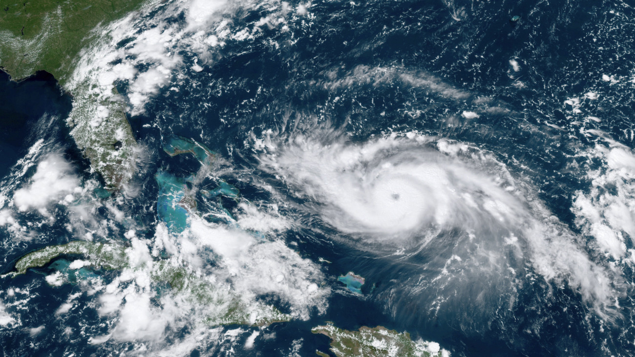 Atlanti-óceán, 2019. augusztus 30.
Az amerikai Nemzeti Óceanográfiai és Atmoszférakutató Hivatal (NOAA) GOES-16-os műholdja által készített felvétel a Dorian névre keresztelt trópusi viharról az Atlanti-óceán felett 2019. augusztus 30-án. Ron DeSantis floridai kormányzó Florida egészére rendkívüli állapotot hirdetett ki a közelgő Dorian hurrikán miatt. Az előrejelzések szerint a Dorian négyes erősségű hurrikánként érhet partot 210-230 kilométeres óránkénti sebességgel szeptember első napjaiban Floridában.
MTI/AP/NOAA