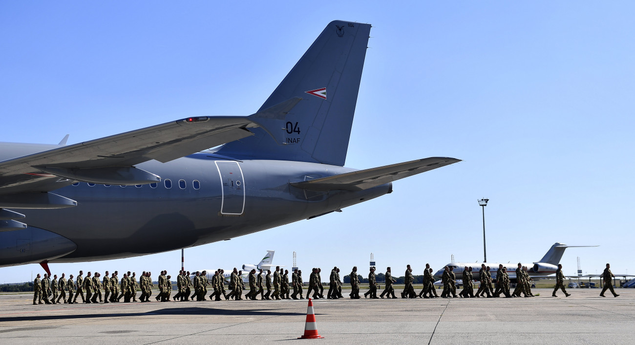 Budapest, 2019. szeptember 4.
A Magyar Honvédség a balti országok légterét négy hónapon át védő, most hazaérkező katonái a Liszt Ferenc-repülőtéren 2019. szeptember 4-én. A magyar katonák a három balti állam légterének védelmét ellátó baltikumi légi rendészeti, a Baltic Air Policing (BAP) szolgálatot látták el májustól a nyár végéig, 2015 óta már másodszor, 96 emberrel és 4 JAS 39-es Gripennel a litvániai Siauliai repülőbázisán.
MTI/Illyés Tibor