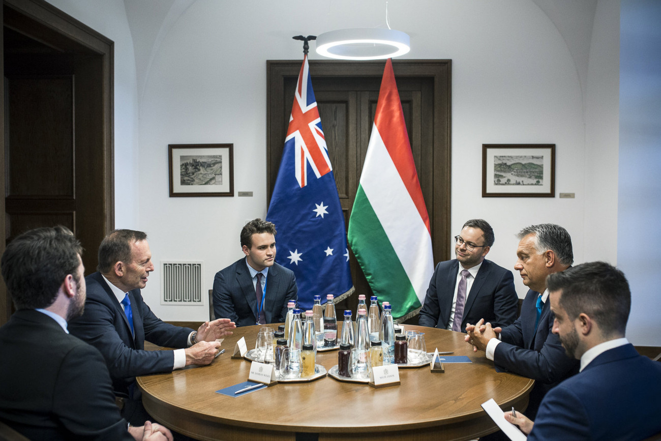 Budapest, 2019. szeptember 5.
A Miniszterelnöki Sajtóiroda által közreadott képen Orbán Viktor miniszterelnök (j2) fogadja Tony Abbott korábbi ausztrál miniszterelnököt (b2) a Karmelita kolostorban 2019. szeptember 5-én.
MTI/Miniszterelnöki Sajtóiroda