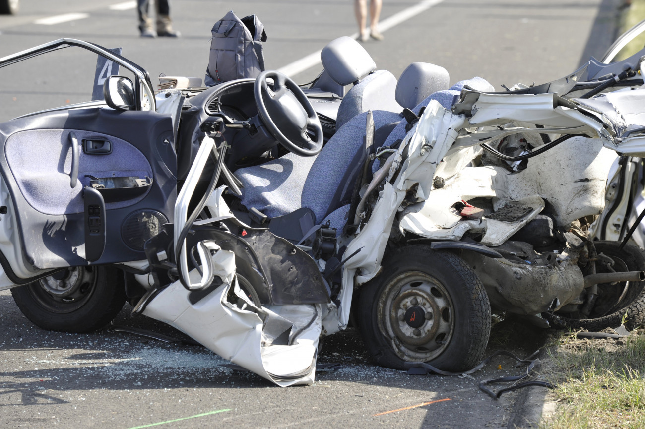 Ütközésben összeroncsolódott személygépkocsi 2019. szeptember 14-én az M5-ös autópálya Budapestről kivezető, soroksári szakaszán, a 15. kilométerszelvényben, ahol három autó rohant egymásba. A balesetben egy nő meghalt.
MTI/Mihádák Zoltán