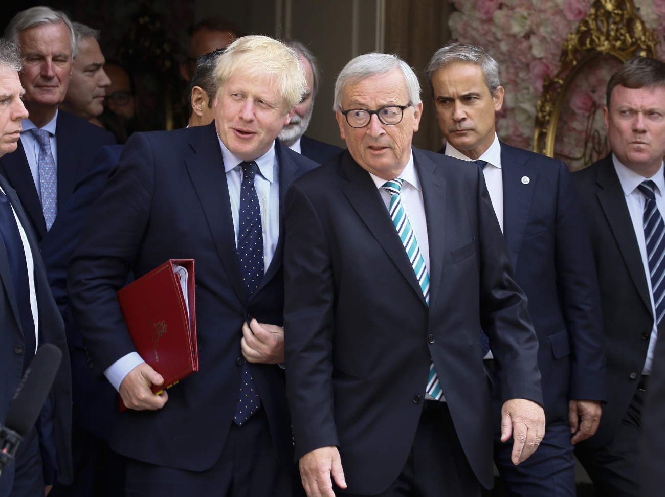 Jean-Claude Juncker, az Európai Bizottság elnöke (j3) és Boris Johnson brit kormányfő távozik luxembourgi megbeszéléseinek helyszínéről 2019. szeptember 16-án. A két vezető a brit EU-tagság megszűnéséről tárgyalt.
MTI/EPA/Julien Warnand