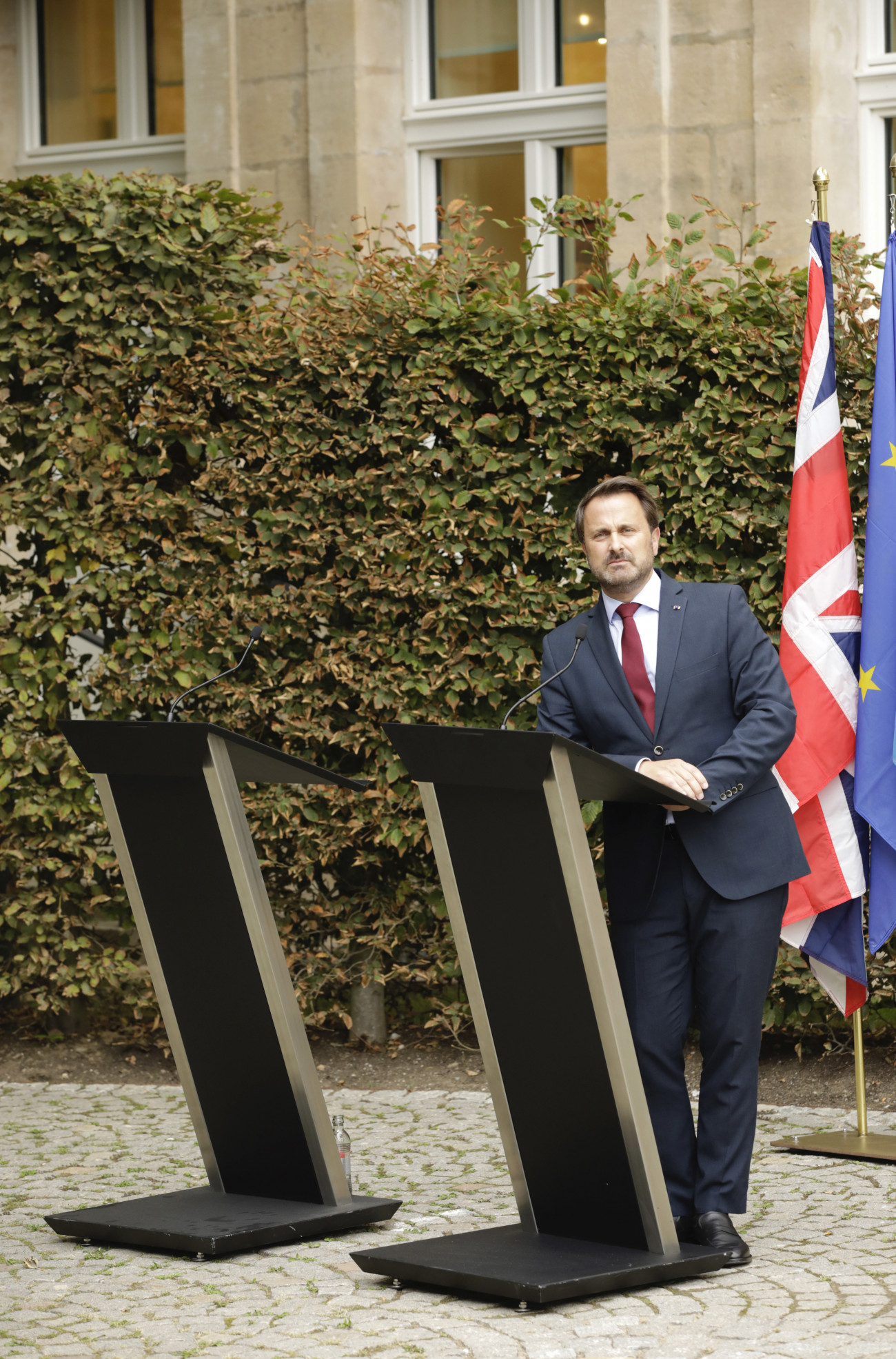 Xavier Bettel luxemburgi miniszterelnök a Boris Johnson brit kormányfővel a brit EU-tagság megszűnéséről folytatott tárgyalásait követő sajtóértekezleten Luxembourgban 2019. szeptember 16-án. A másik, üresen maradt pulpitus Johnsoné lett volna, de ő a politikája ellen tiltakozó tüntők keltette hangzavarra hivatkozva nem vett részt a sajtó tájékoztatásán.
MTI/AP/Olivier Matthys