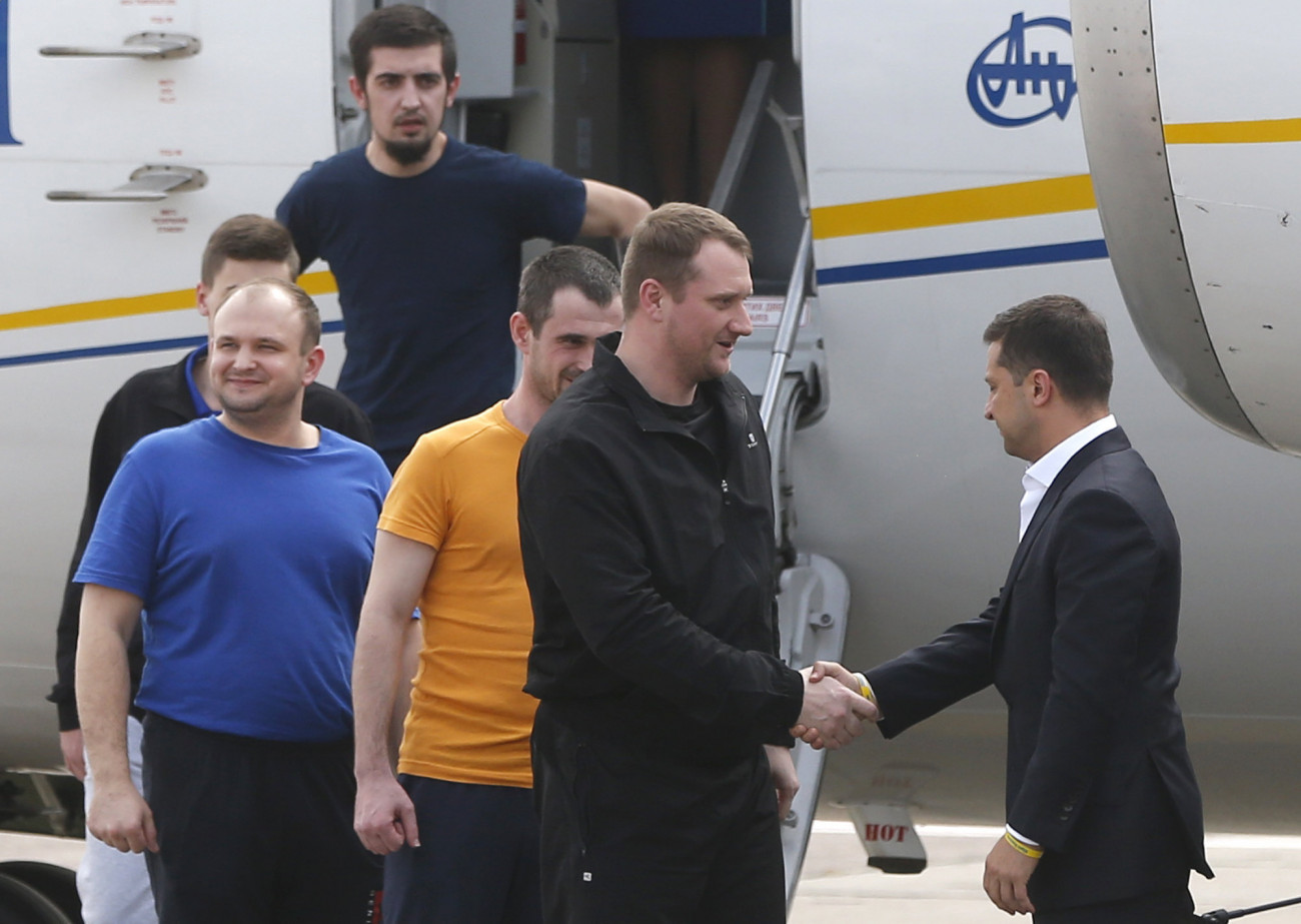 Volodimir Zelenszkij ukrán elnök (j) köszönti a hazatért ukrán foglyokat a kijevi Boriszpil repülőtéren az Oroszországban fogva tartott ukrán állampolgárokat szállító repülőgép megérkezése után 2019. szeptember 7-én. Ezen a napon megkezdődött az orosz-ukrán fogolycsere, amelynek keretében mindkét fél 35 személyt bocsát szabadon.
MTI/AP/Efrem Lukackij