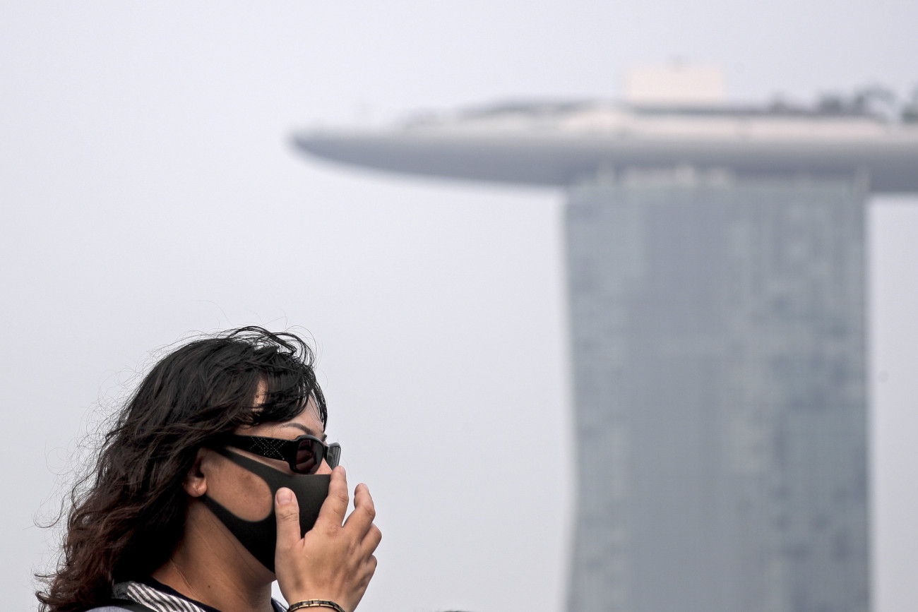 Szingapúr, 2019. szeptember 18.
Az Indonéziában tomboló erdőtüzek füstje miatt védőmaszkot visel egy nő Szingapúr belvárosában 2019. szeptember 18-án. Indonézia több tartományban hetek óta erdőtüzek pusztítanak, amelyek füstje komoly légszennyezettséget okoz a közeli Szingapúrban, Malajziában és Thaiföldön.
MTI/EPA/Wallace Woon