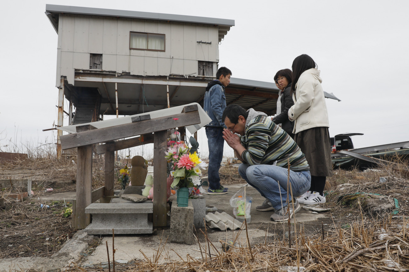 Futaba, 2018. március 11.
Siga Takaaki a 63 éves korában áldozatul esett édesanyjáért, Szaikóért imádkozik házának maradványai előtt, a Fukusima tartománybeli Futabában 2018. március 11-én, a Japán északkeleti partvidékén történt földrengés és szökőár hetedik évfordulóján. A 9-es erősségű földrengés és az általa kiváltott szökőár következtében csaknem 19 ezer ember életét vesztette vagy eltűnt. (MTI/EPA/Majama Kimimasza)