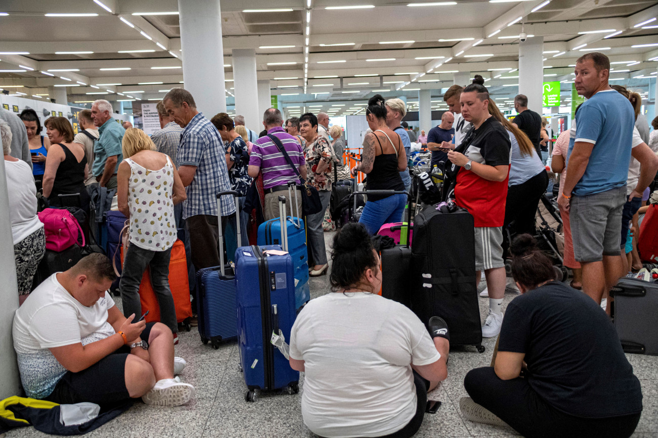 Utasok várakoznak a kelet-spanyolországi Mallorca szigetének repülőterén 2019. szeptember 23-án, órákkal azt követően, hogy a legrégibb brit utazási iroda, a Thomas Cook csődöt jelentett és azonnali hatállyal beszüntette tevékenységét. A brit polgári repülésügyi hivatal (CAA) beveti a Matterhorn-művelet nevű készenléti tervét a Thomas Cook szervezésében külföldön tartózkodó csaknem 160 ezer brit utas hazaszállítására. A külföldi érdekeltségeket is beleszámítva meghaladhatja a 600 ezret azoknak az utasoknak a száma, akik jelenleg a Thomas Cook által szervezett utakon vesznek részt.
MTI/EPA/EFE/Cati Cladera